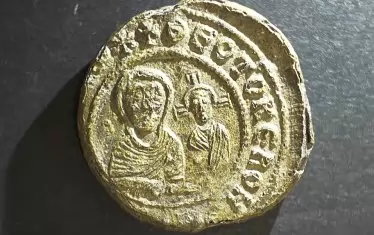  Средновековният печат от Плиска, вероятно от канцеларията на княз Борис, върху който Младенеца е изобразен като възрастен мъж с брада.