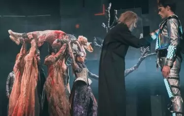  Сцена от антиутопичния спектакъл на Деян Пройковски.