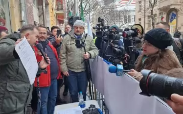 Лидерът на БОЕЦ Георги Георгиев показва документи, за които се твърди, че са от архива на Петьо Петров - Еврото.