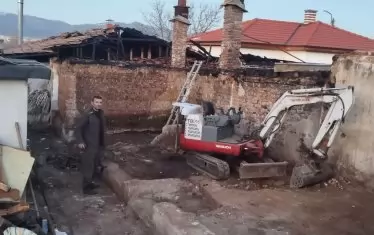  Доброволец разчиства пораженията.