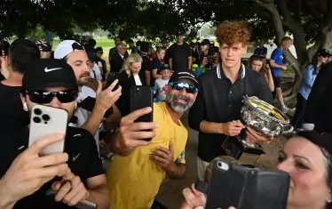 Възторжени фенове в "Мелбърн Парк" се снимат за спомен с новия стар шампион Яник Синер.