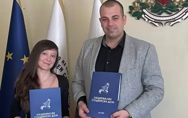  Режисьорката и д-р Никола Танаков, директор на Националния студентски дом. 