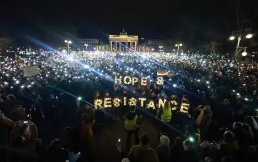 Организаторите нарекоха демонстрацията "море от светлини".