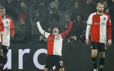 Мексиканският национал Сантяго Хименес празнува на колене първия от двата си гола за "Фейенорд" при победата с 3:0 над гостуващия "Байерн".
