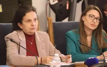 Мария Павлова (в ляво) смята, че депутатите ще задълбочат проблемите на съдебната власт, ако блокират със закон избора на Сарафов.