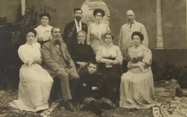 Със семейството си през 1910 г.