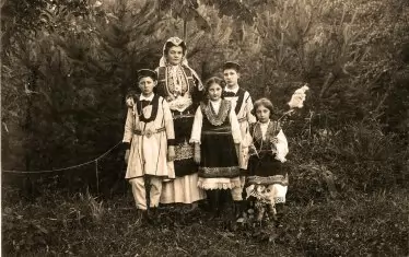  Царица Елеонора и царските деца в български носии, 1912.