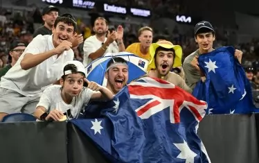 Съдиите на столовете и служителите на стадиона се опитват да озаптят местните запалянковци, но не се опитват чак толкова самоотвержено.