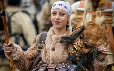  Момиче от с. Черна гора с различни по големина и звук хлопки на талията. 