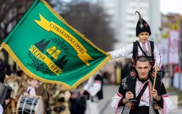  Две поколения в сурвакарската група на с. Черна гора.
