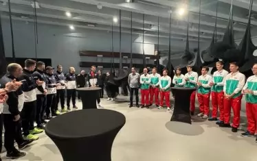 Двата отбора са се подредили в залата, където бе проведено тегленето на жребия.