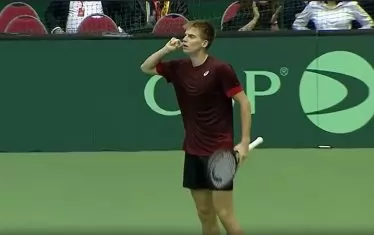 Пьотр Нестеров предизвиква публиката в Крайова, след като успя да измъкне с тайбрек първия сет срещу Чезар Крецу. След това обаче българинът не издържа на физическото натоварване.