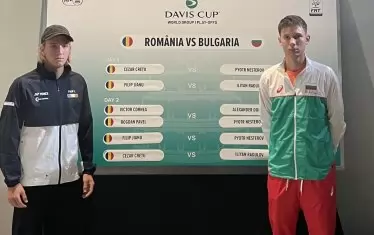 Първата ракета в тима на домакините Филип Жиану и вторият избор в българския състав Илиян Радулов позират пред таблото с мачовете.