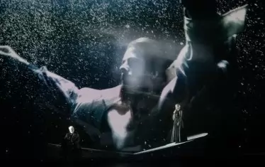 В постановката има впечатляваща мултимедия.