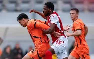 Белгийският нападател на "ЦСКА-София" Арон Исека (в средата) пресира тунизийския защитник на "Шахтьор" (Донецк) Алаа Грам (вляво) по време на контролата в Турция.