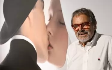  Целуващите се свещеник и монахиня за "Бенетгон".