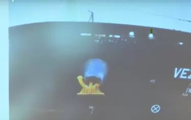 На една от снимките, показани  от кап. Калчев, се вижда, че лявата котва на "Вежен" е със счупен в нощта на бурята рог.