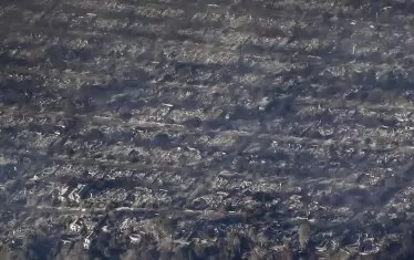 Снимка от сателит на изпепеления Пасифик Палисейдс, в който средната цена на жилище беше 6 милиона долара