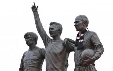 Паметникът на "Светата троица" на ст. "Олд Трафорд" - Джордж Бест, Денис Лоу и Боби Чарлтън (от ляво на дясно).