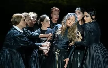 Жените на китоловците - в центъра актрисата Александра Василева.