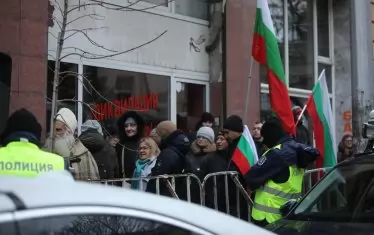 Периметърът около сградата на ВСС беше отцепен от полицията и протестът беше на отсрещния тротоар.