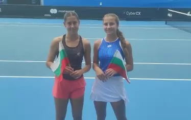 Елизара Янева (вляво) и Росица Денчева (вдясно) с български знамена на корта в Мелбърн.