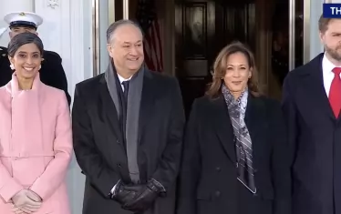  Камала Харис посреща Джей Ди Ванс