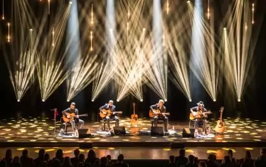  При 40 Fingers инструменталното майсторство и харизмата са подкрепени с бяскави визуални ефекти. 