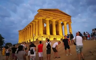  Долината на храмовете в Агридженто е заплашена от водната криза и тълпите посетители.