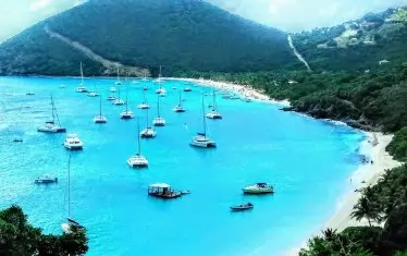  Край Британските Вирджински острови гъмжи от яхти.