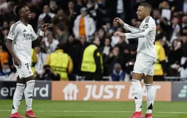 Бразилецът Винисиус Жуниор (вляво), който вкара два гола за гръмката победа на "Реал" над "Ред Бул" (Залцбург), поздравява Килиан Мбапе, след като французинът е отбелязал за 3:0.