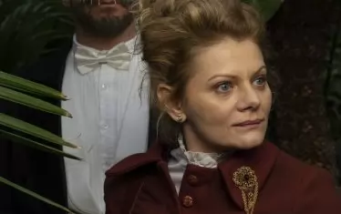 Румънската актриса Офелия Попии също играе важна роля в "Залог".