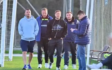 Собственикът на "Ботев" (Пд) Антон Зингаревич (в средата), който е със забрана да влиза в България, се отправя да гледа контролата със "Спартак" (Търнава) по време на днешното си посещение на лагера в Турция.