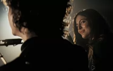  С Джоан Баез, изиграна от Моника Барбаро.