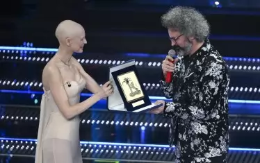  Симоне Кристики получава приза си от супермодела Бианка Бати, която се бори с онкологично заболяване.