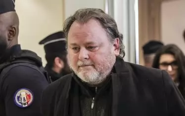  Кристоф Руджа напуска съда след присъдата.