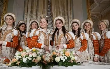 Т. нар. "група на Мариите": Силвия Дзекин (4-ата от ляво), студентка по политология в Университета на Падуа, е миналогодишният избор за най-красива на карнавала. 