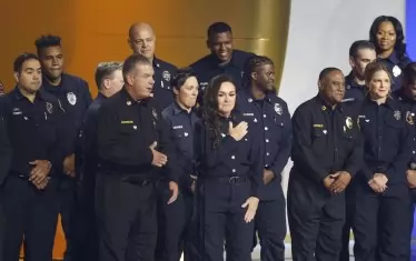  Пожарникарите от Лос Анджелис излязоха на сцената.