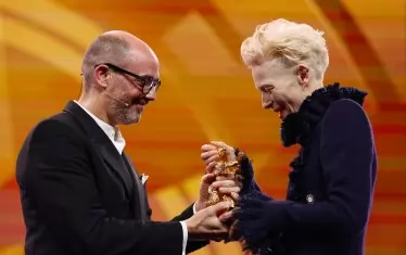 Почетната "Златна мечка" й бе връчена от режисьора на "Конклав" и "На Западния фронт нищо ново" Едвард Бергер.