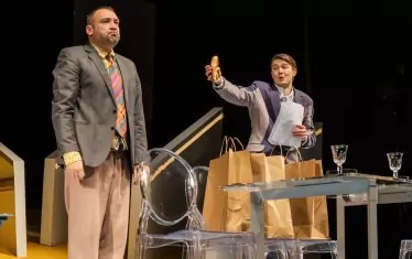 Цветан Пейчев показва кифличка-фалос на Борислав Захариев-Боби Турбото.