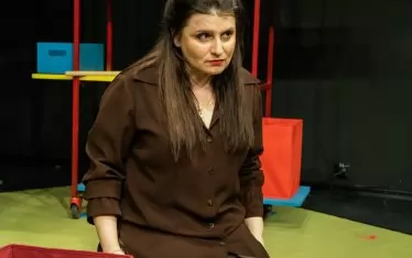  В сценографията на Чавдар Гюзелев има "място" за всеки спомен на героиянта. 