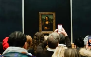  "Мона Лиза" (известна и като "Джокондата") привлича тълпи от турсти в най-посещавания музей в света.