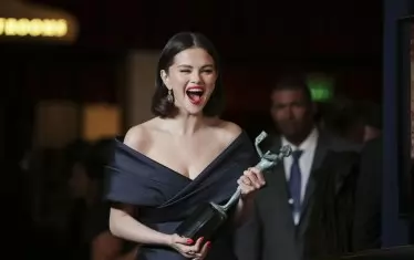 Селена Гомес, която за разлика от колежките си в "Емилия Перес", не спечели номинации, триумфира с екипа на комедията "Убийства в сградата".