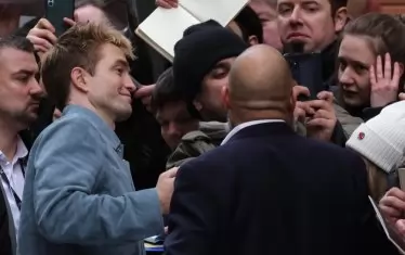 Стотици немски фенове чакаха в снега и студа Патинсън и екипа на "Мики 17".