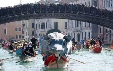 Огромен плъх от папиемаше - символ на устойчивостта, предвожда водното шествие.