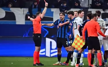 Германският арбитър Феликс Цвайер показва червен картон на капитана на "Аталанта" Рафаел Толой, който в края на мача изпусна нервите си след провокация от страна на "Брюж".