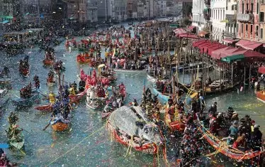 Над 100 карнавални лодки участваха в откриващия воден парад.