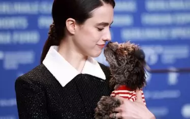 Куоли, която вече успешно излезе от щампата "дъщеря на Анди Макдауъл", дойде на пресконференция с кученцет си.