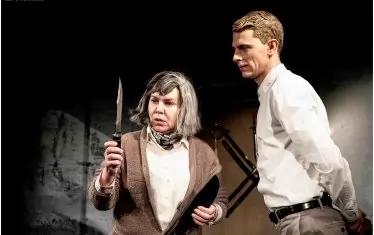 Патриша Хайсмит получава от госта си ножа, който е поръчала за колекцията си оръжия.