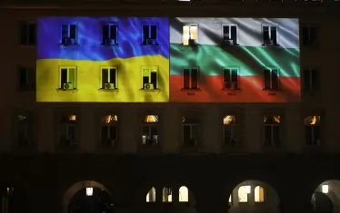  Сградата на Министерски съвет бе осветена в цветовете на знамената на Украйна и България. 